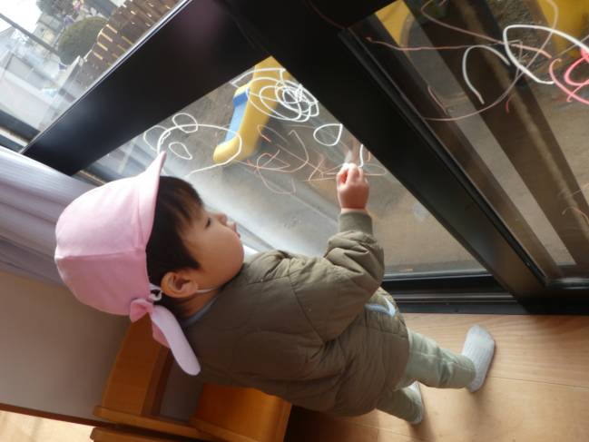 窓にお絵かき