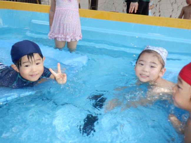 プール遊び　楽しいね